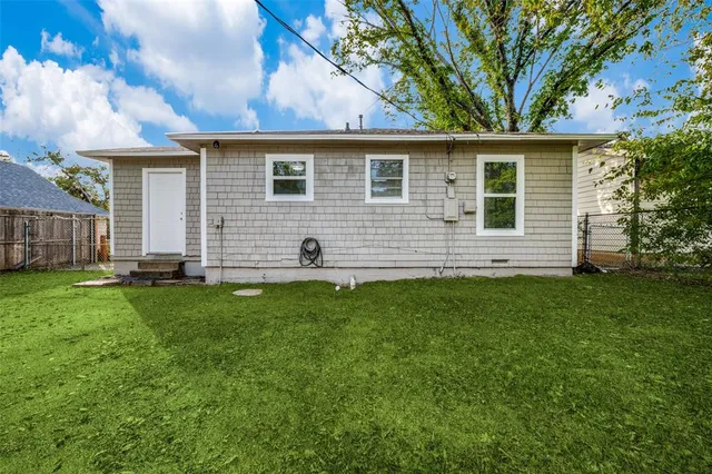 a view of a house with a backyard