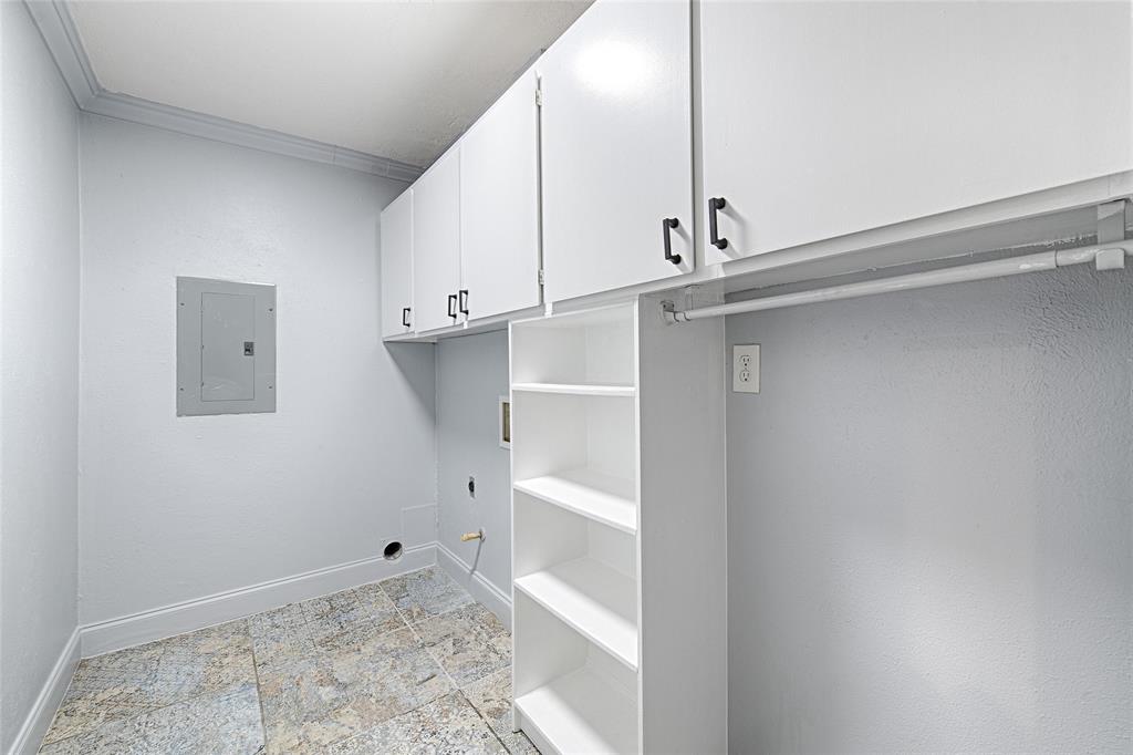 509 North Durango Circle Irving, TX 75062 - Photo 19 of 39 a view of an empty walk in closet