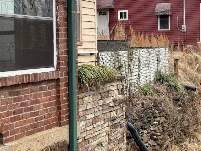 a view of entryway door of the house