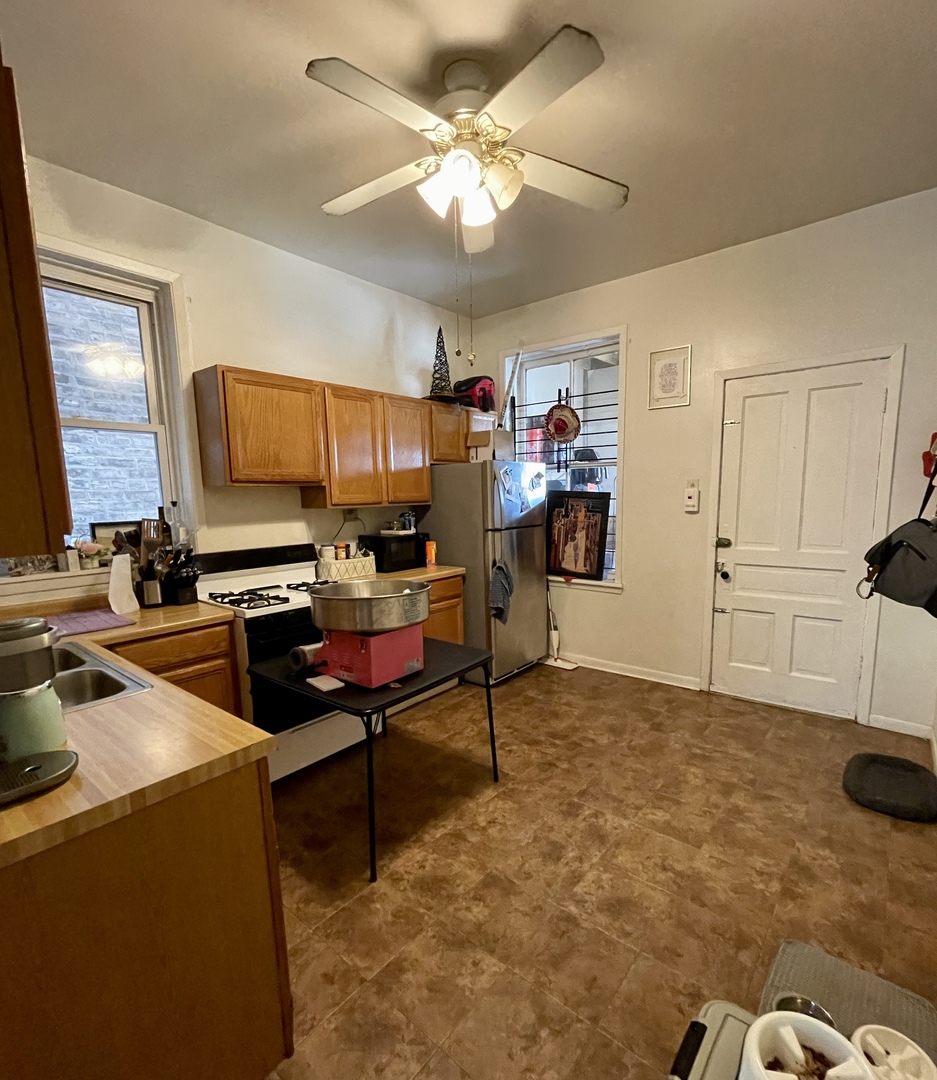 1907 West Cortland Street, Unit 2 Chicago, IL 60622 - Photo 8 of 11 a living room with furniture and a flat screen tv