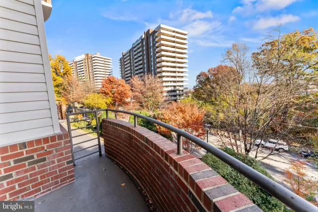 $2,400 | 301 South Reynolds Street, Unit 202, Alexandria, VA 22304