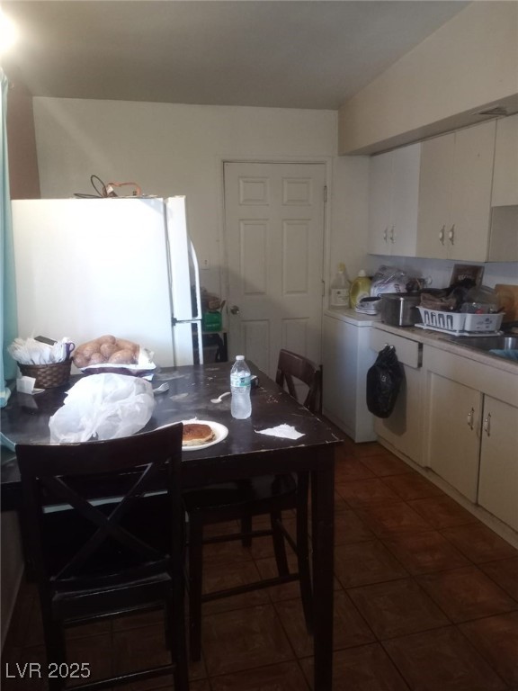 2120 Glider Street North Las Vegas, NV 89030 - Photo 49 of 50 Tiled dining area with washer / dryer