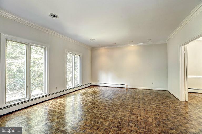 10813 Tara Road Potomac, MD 20854 - Photo 4 of 11 Living Room