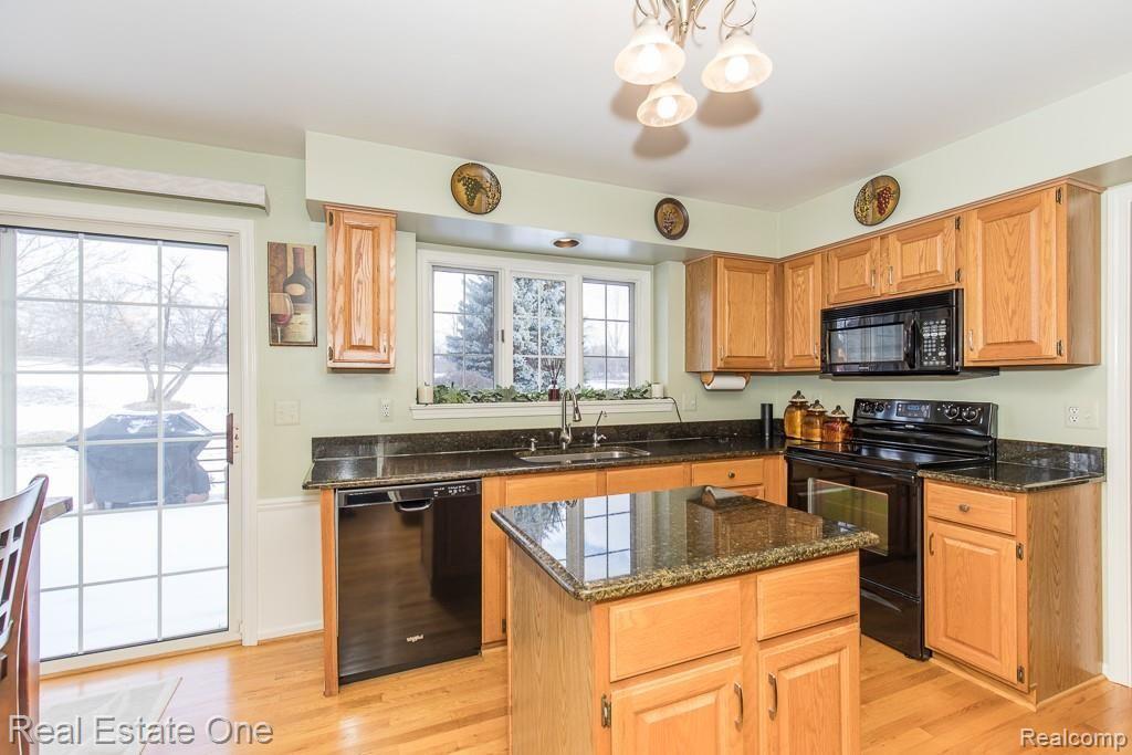 2392 Pleasant View Drive Rochester Hills, MI 48306 - Photo 12 of 39