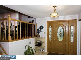 9732 Portis Road Philadelphia, PA 19115 - Photo 3 of 12 Foyer