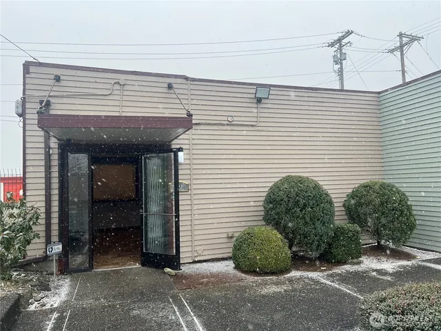 a view of a entryway front of house