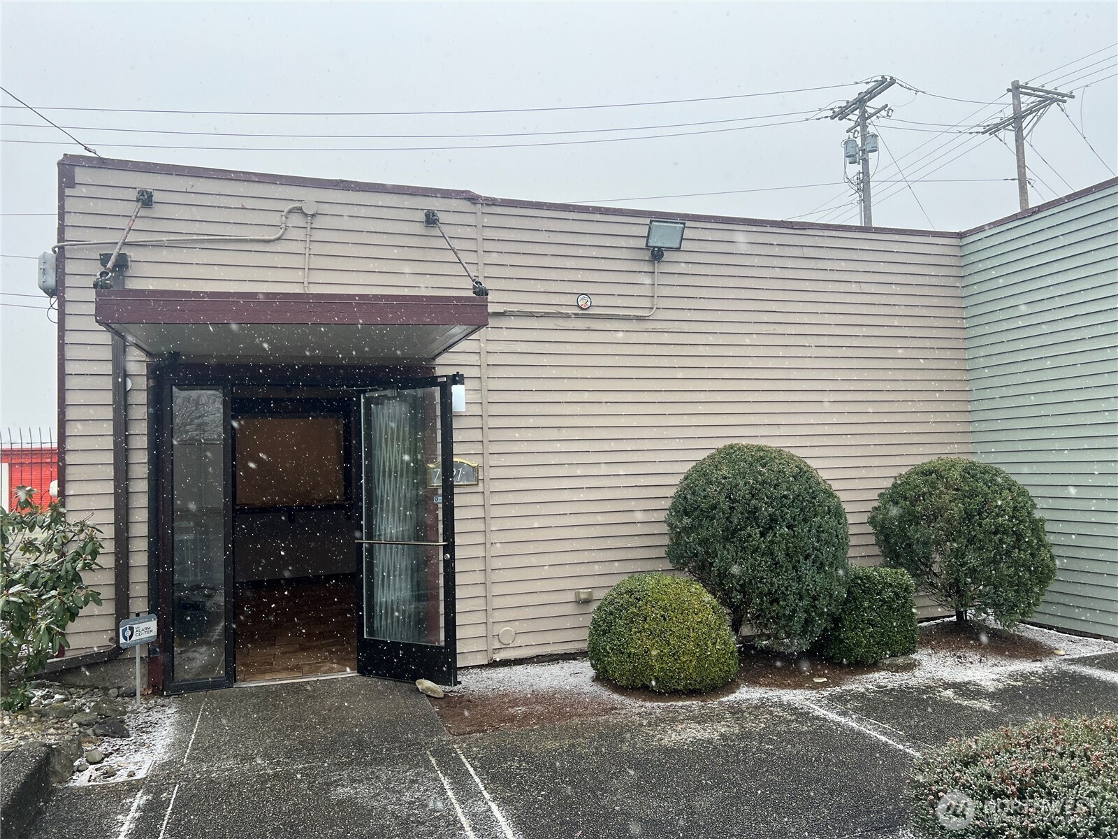 7521 Bridgeport Way West, Unit B Lakewood, WA 98499 - Photo 4 of 7 a view of a entryway front of house