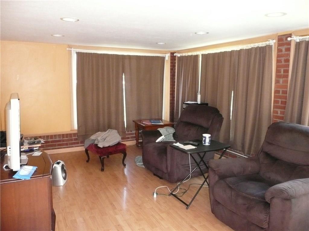 921 Forsythe Road Carnegie, PA 15106 - Photo 3 of 19 Gallery Image 3