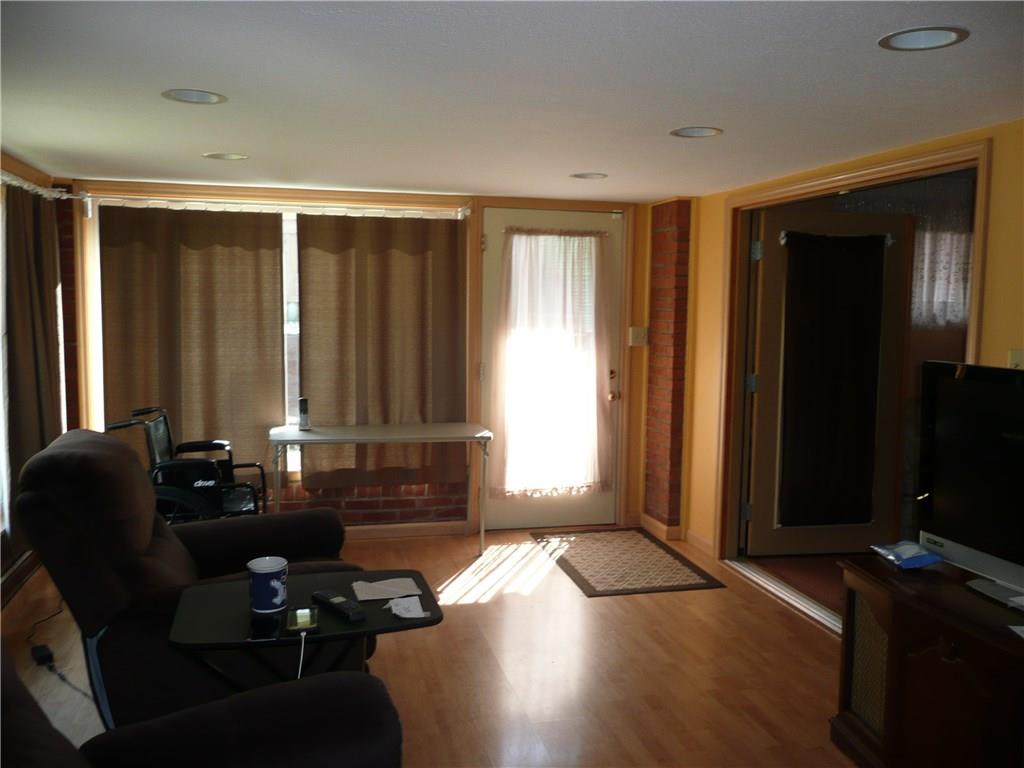 921 Forsythe Road Carnegie, PA 15106 - Photo 4 of 19 Gallery Image 4