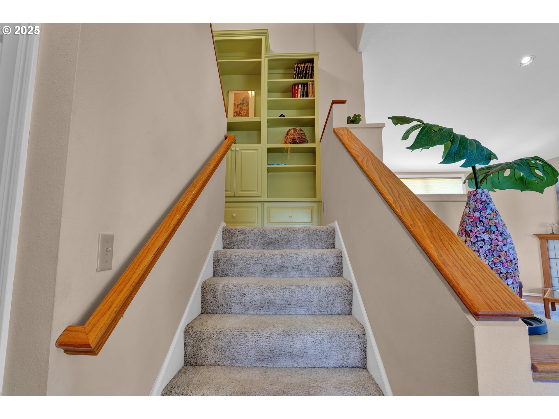 3348 Storey Boulevard Eugene, OR 97405 - Photo 24 of 47 a view of entryway and kitchen