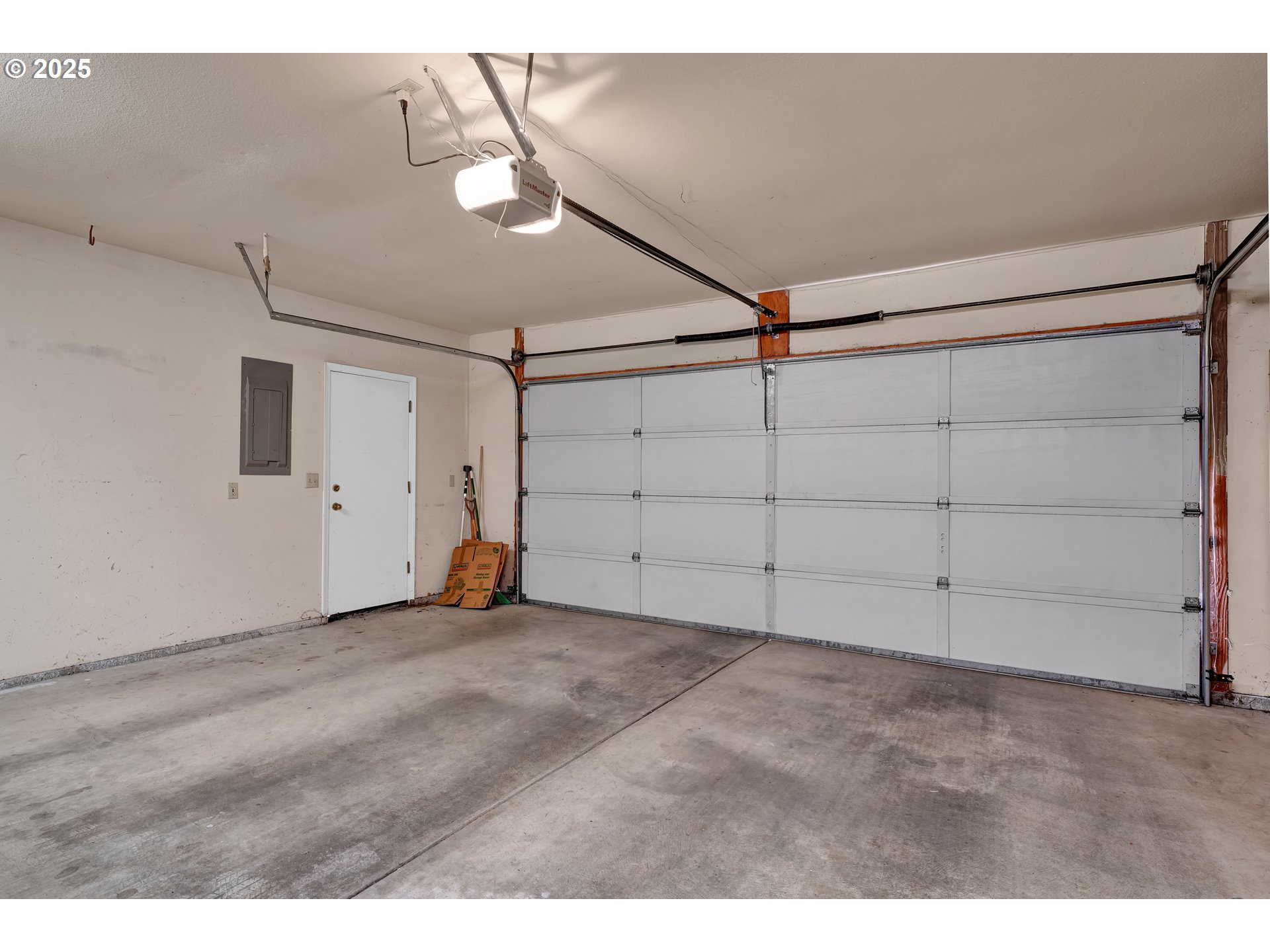 3348 Storey Boulevard Eugene, OR 97405 - Photo 39 of 47 a view of a garage