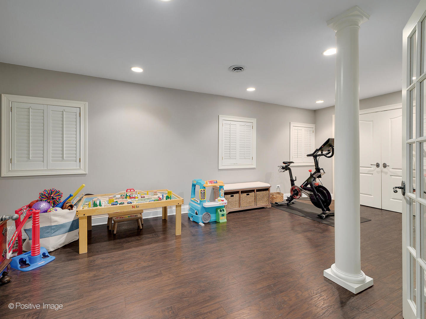 308 North County Line Road Hinsdale, IL 60521 - Photo 35 of 40 a room with furniture and a wooden floor