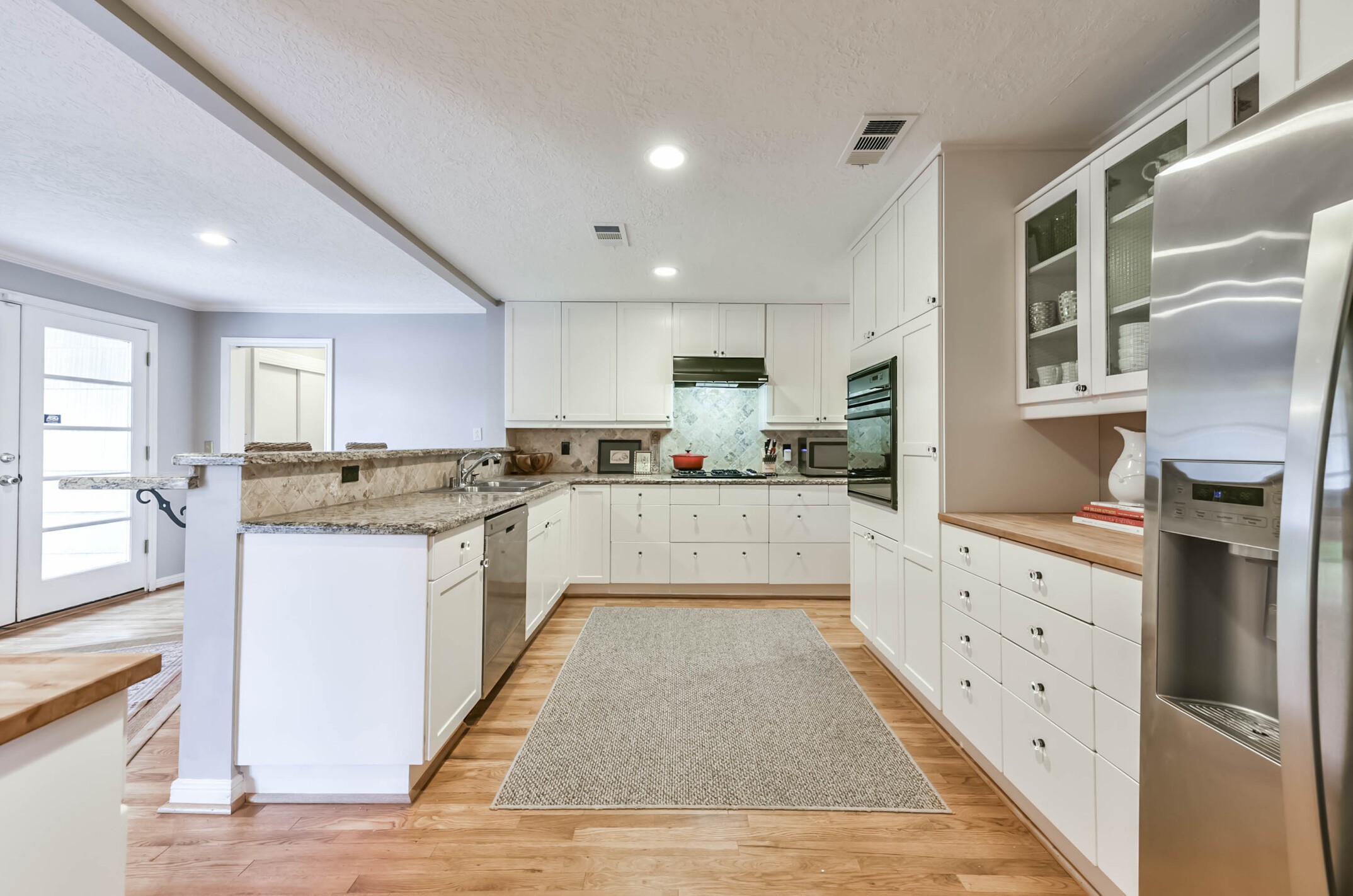 906 Bay Oaks Road Houston, TX 77008 - Photo 11 of 26 The gorgeous kitchen has ample amounts of cabinet and counter space. The kitchen also features a new oven.