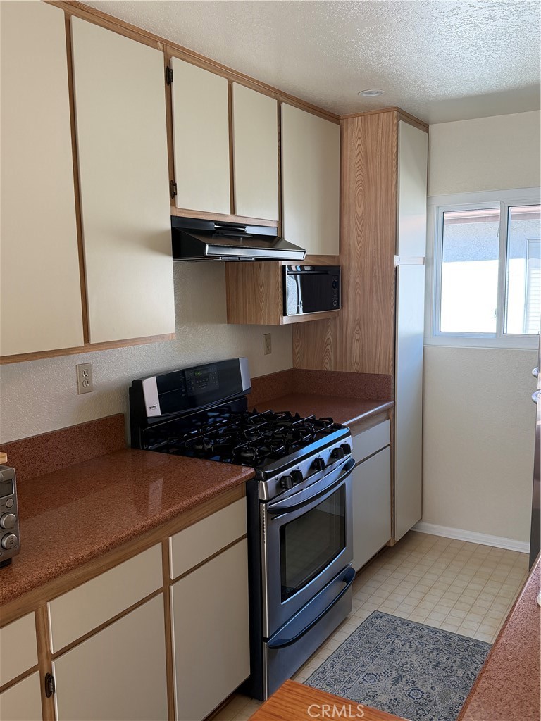24202 Sylvan Glen Road, Unit G Diamond Bar, CA 91765 - Photo 16 of 36 Kitchen