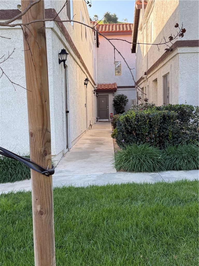 24202 Sylvan Glen Road, Unit G Diamond Bar, CA 91765 - Photo 3 of 36 Entryway
