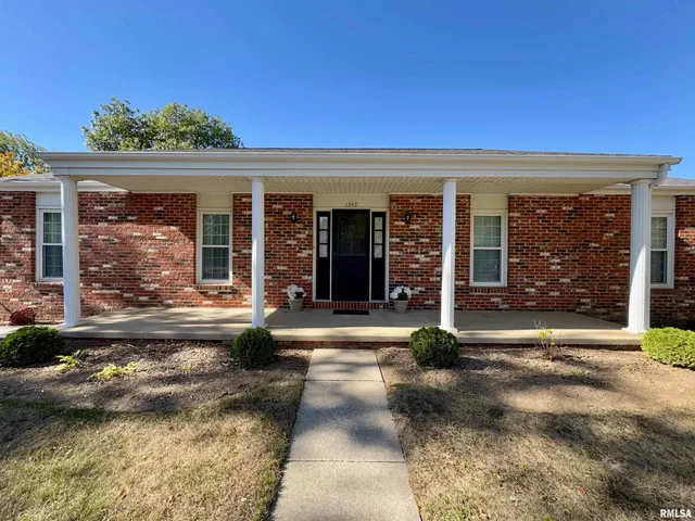 $184,000 | 1347 Carolbeth Avenue, Macomb, IL 61455