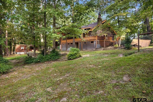 a view of a houses with a yard