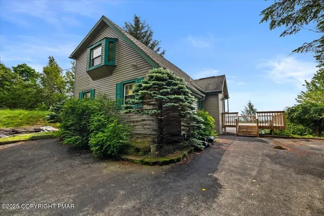 a view of a house with backyard and garden