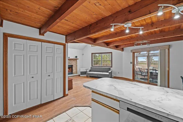a view of livingroom with furniture