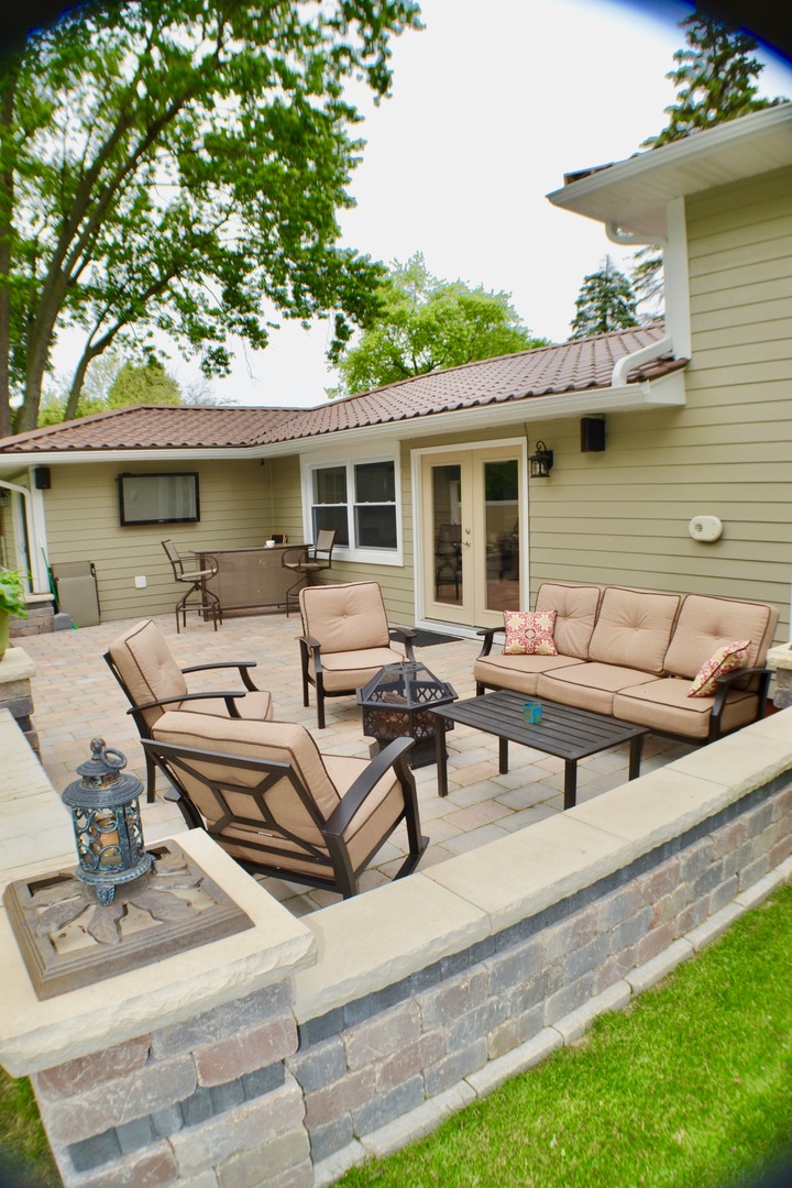 2014 Driving Park Road Wheaton, IL 60187 - Photo 29 of 32 a view of a backyard with table and chairs