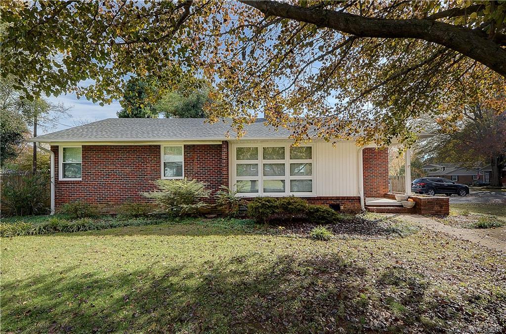 a view of a house with backyard and garden