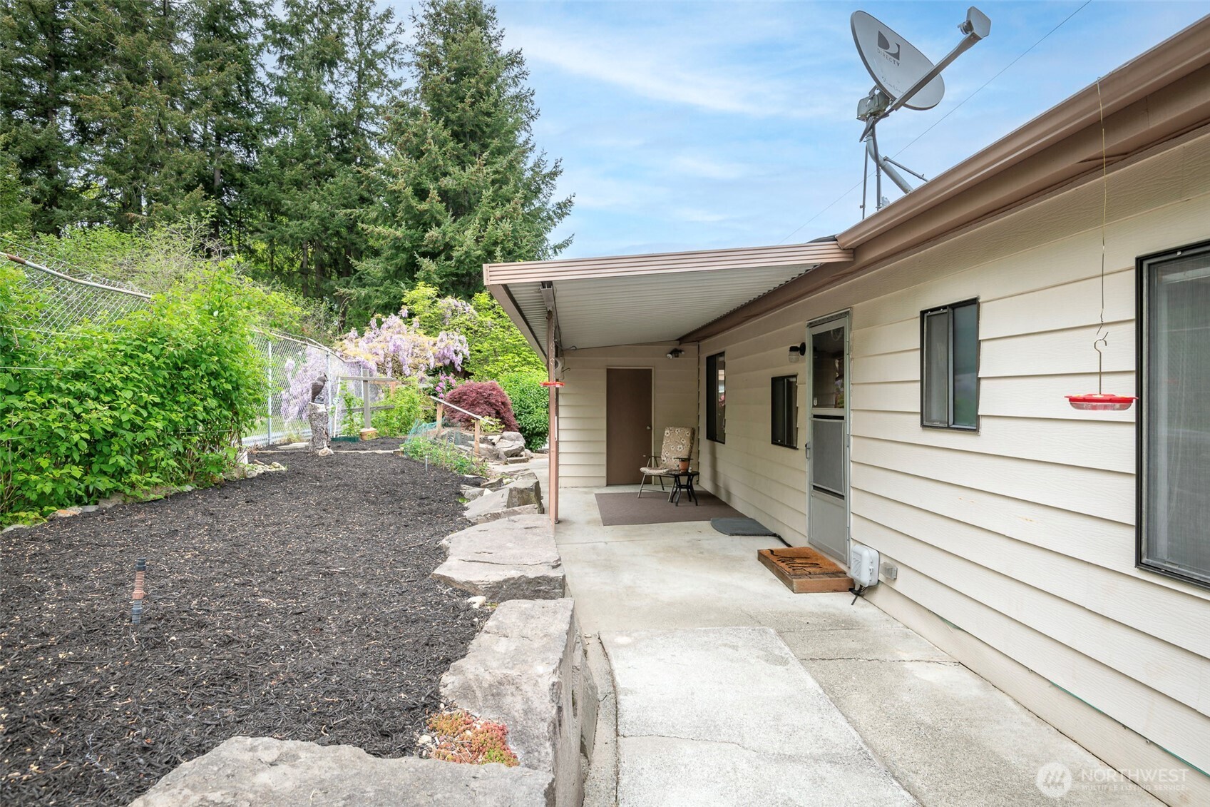 201 Union Avenue Southeast, Unit 147 Renton, WA 98059 - Photo 4 of 20 a view of a patio with table and chairs and potted plants