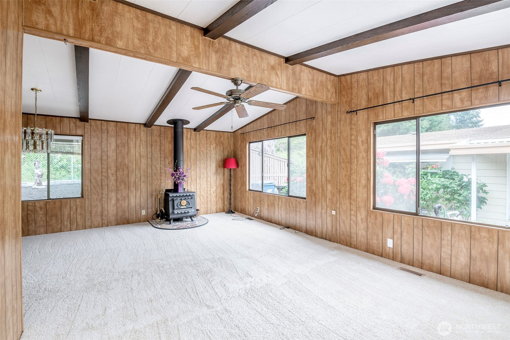 201 Union Avenue Southeast, Unit 147 Renton, WA 98059 - Photo 7 of 20 a view of an empty room with a window
