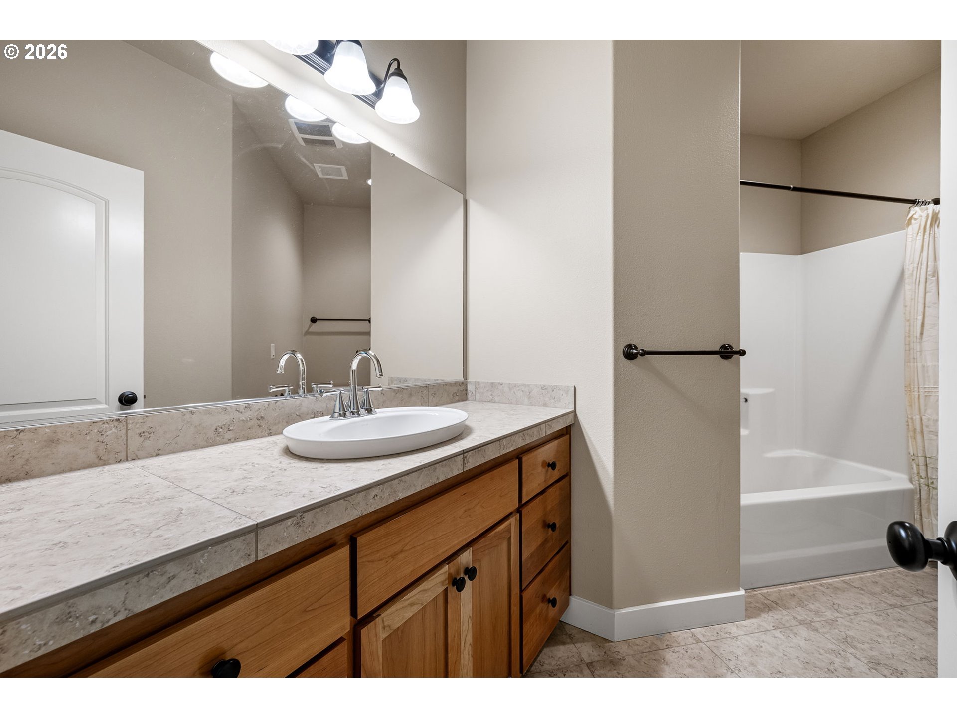 6095 Graystone Loop Springfield, OR 97478 - Photo 21 of 48 Bathroom