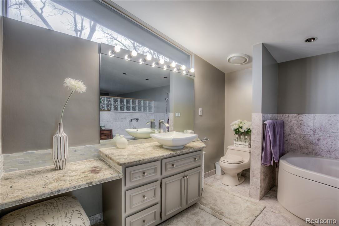 635 Canyon Road Rochester, MI 48306 - Photo 19 of 42 Bathroom - Upper Level