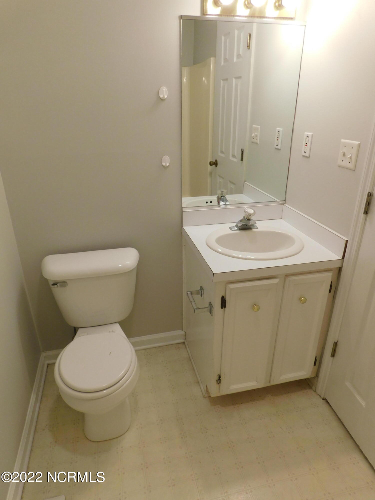 811 Outlaw Road Dudley, NC 28333 - Photo 22 of 27 Master Bathroom