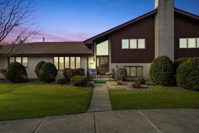 $295,000 | 17926 Alabama Court, Orland Park, IL 60467