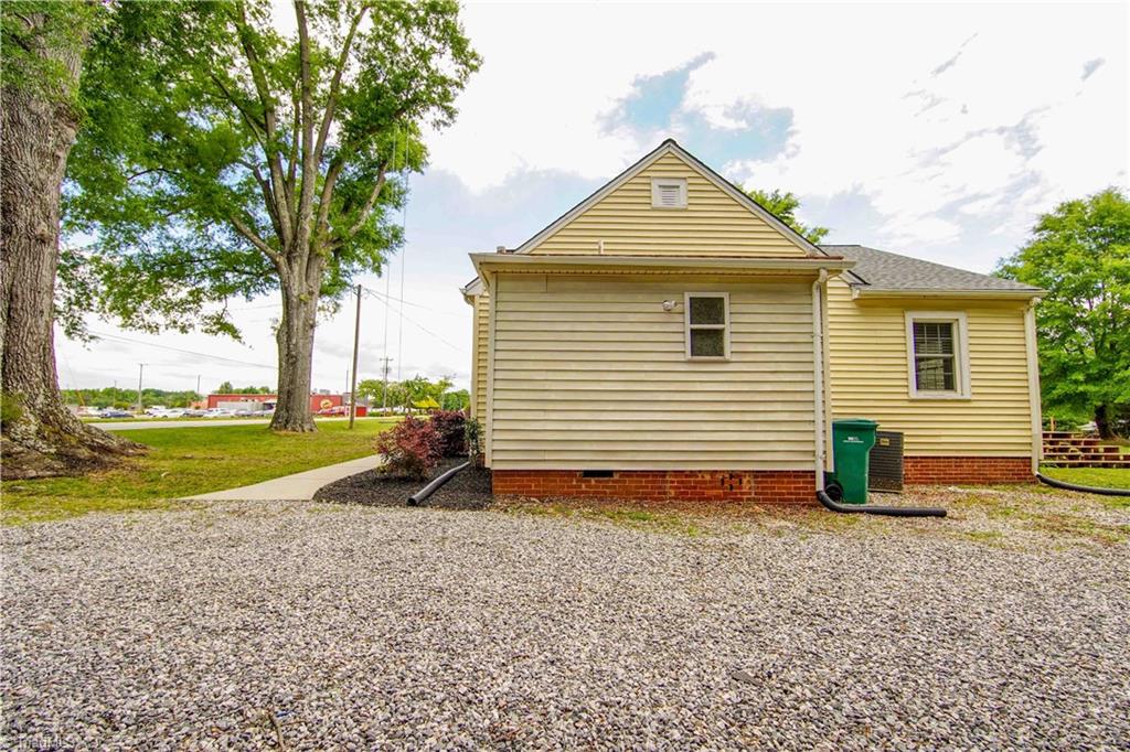 2811 Darrow Road Walkertown, NC 27051 - Photo 7 of 37 Gallery Image 7
