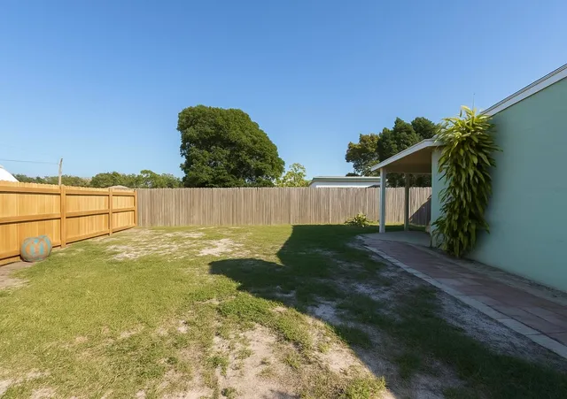 a view of a backyard