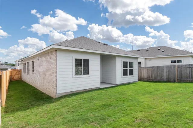 a view of a house with backyard