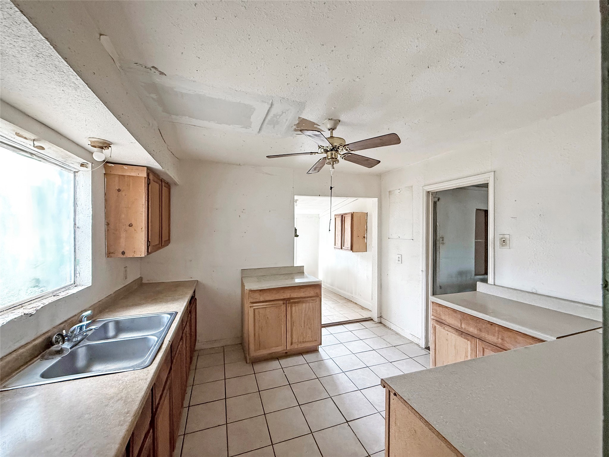 6723 London Street Houston, TX 77021 - Photo 12 of 14 a room with cabinets and a sink