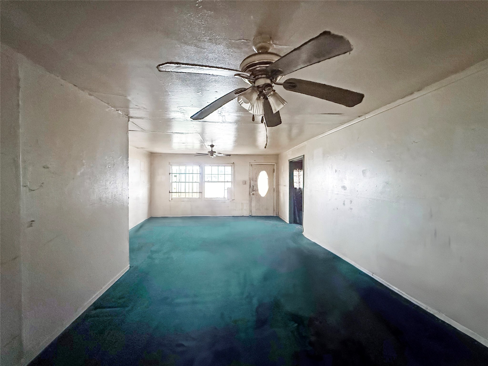 6723 London Street Houston, TX 77021 - Photo 5 of 14 a view of a livingroom with a ceiling fan and window