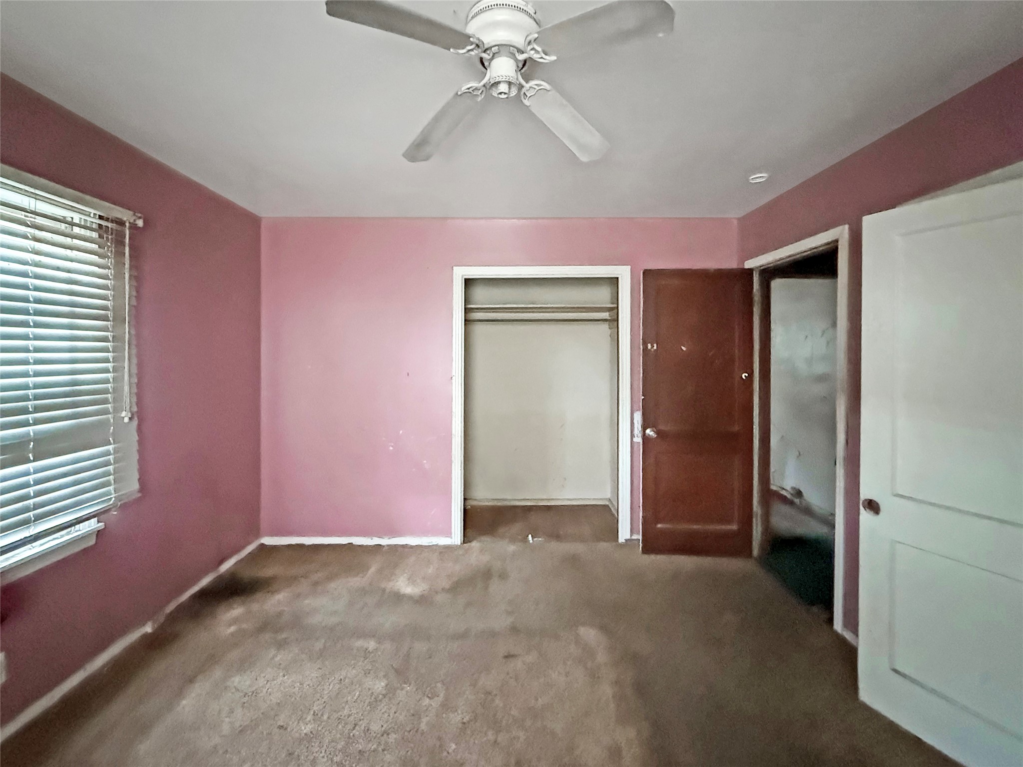 6723 London Street Houston, TX 77021 - Photo 9 of 14 an empty room with chandelier fan and windows