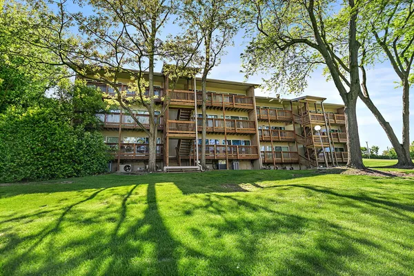 $255,000 | 5803 Oakwood Drive, Unit C, Lisle, IL 60532