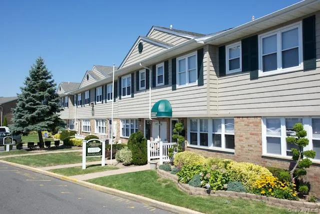 $2,170 | 1355 Roanoke Avenue, Unit 11RE, Riverhead, NY 11901