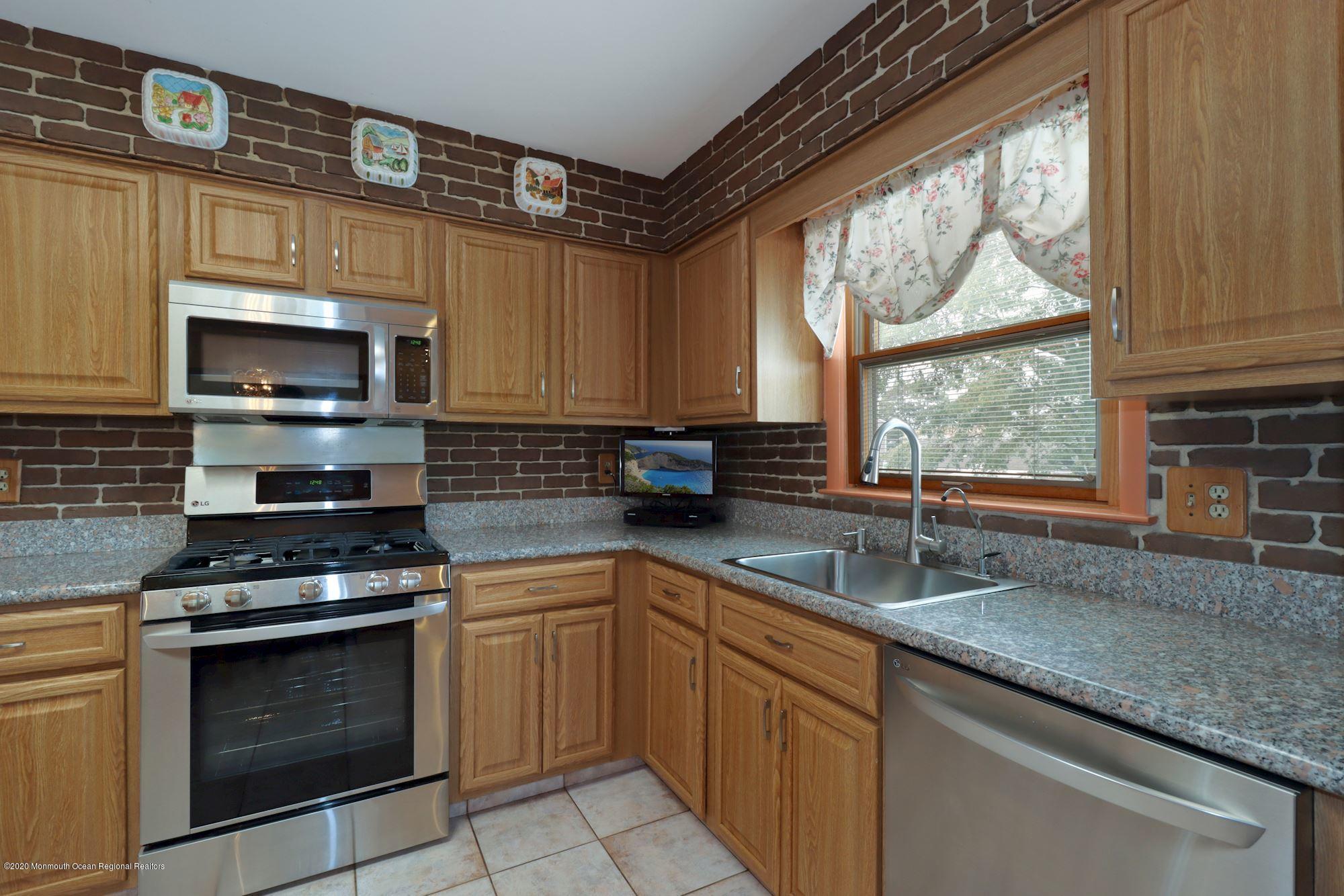 20 Lilac Place Howell, NJ 07731 - Photo 10 of 35 020_20_Lilac_Place_310944_578736