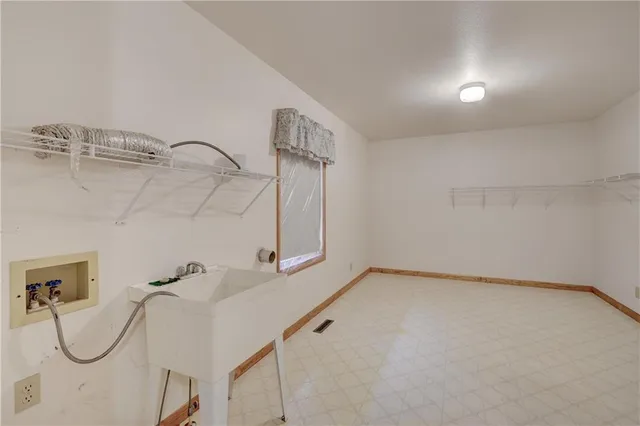 $325,000 | 2908 Woodgate Drive, Pittsburg, KS 66762