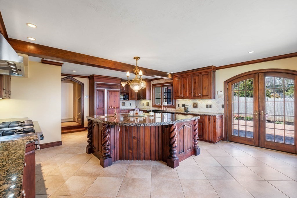 321 Ocean Avenue Marblehead, MA 01945 - Photo 10 of 37