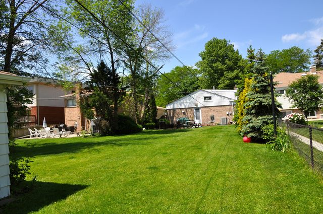9051 Forestview Road Skokie, IL 60203 - Photo 3 of 16