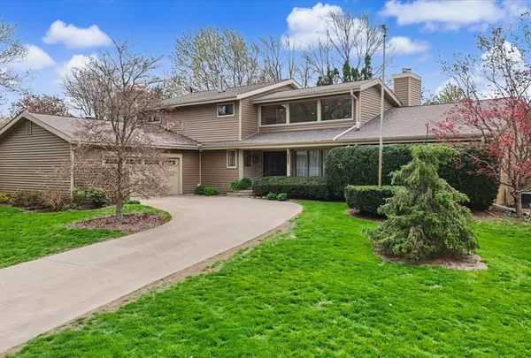 $450,000 | 3207 Douglas Woods Drive, Urbana, IL 61802