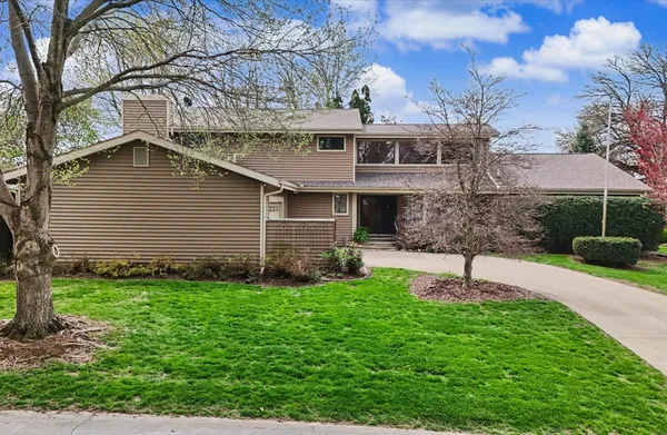 $450,000 | 3207 Douglas Woods Drive, Urbana, IL 61802