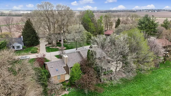 $450,000 | 3207 Douglas Woods Drive, Urbana, IL 61802