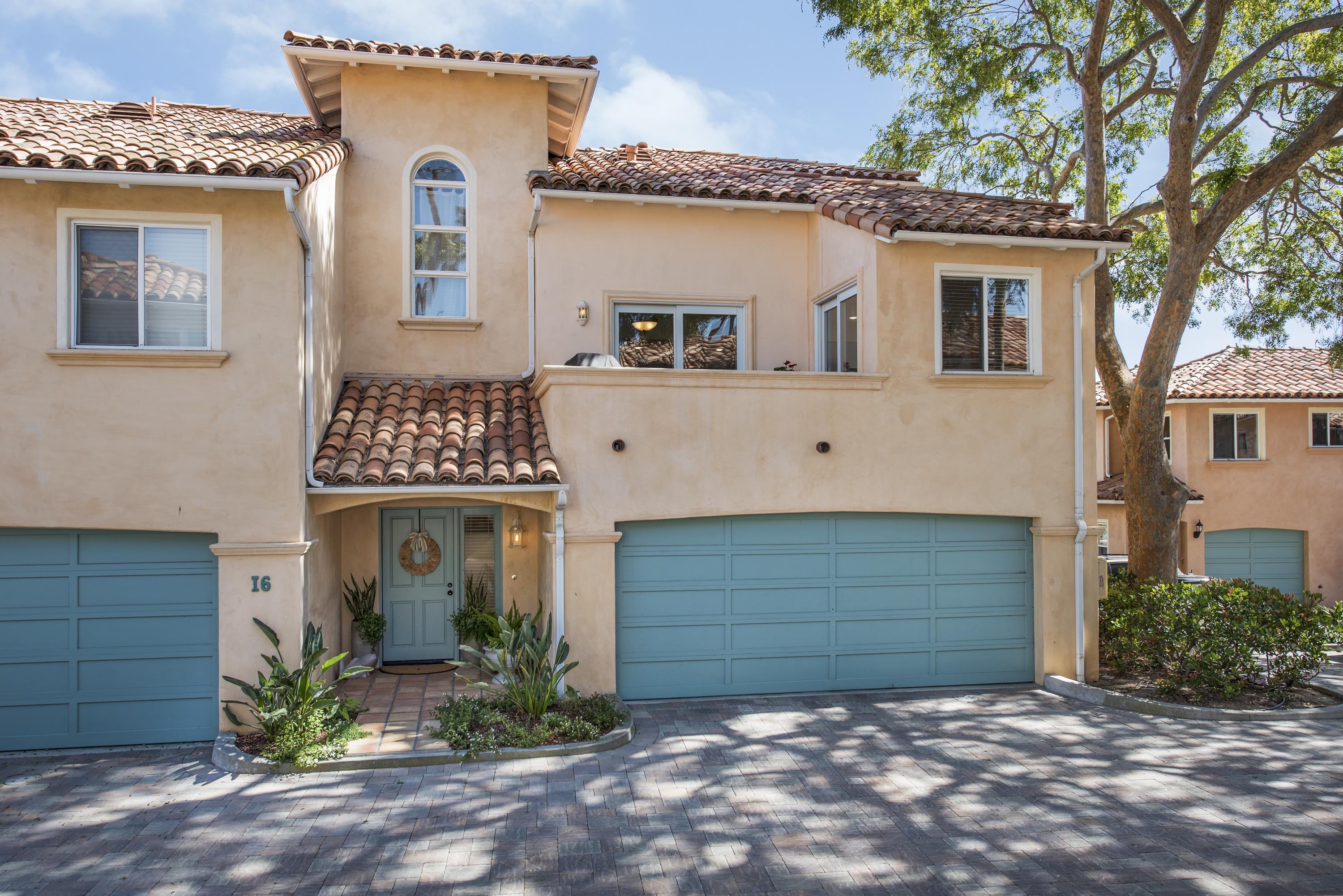 222 Meigs Road, Unit 16 Santa Barbara, CA 93109 - Photo 4 of 26 a front view of a house with a yard
