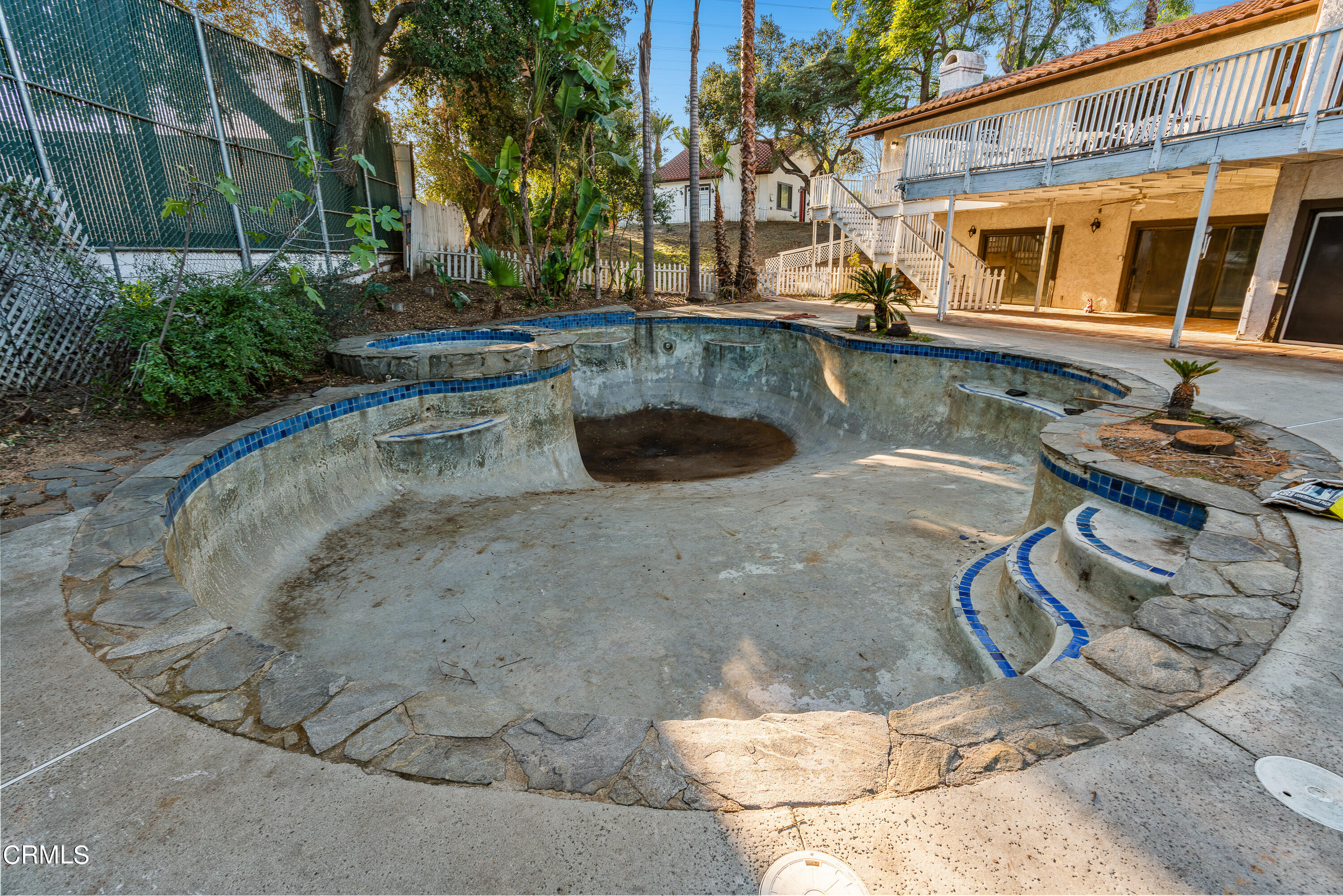 853 Chapea Road Pasadena, CA 91107 - Photo 28 of 32 a backyard of a house with outdoor seating
