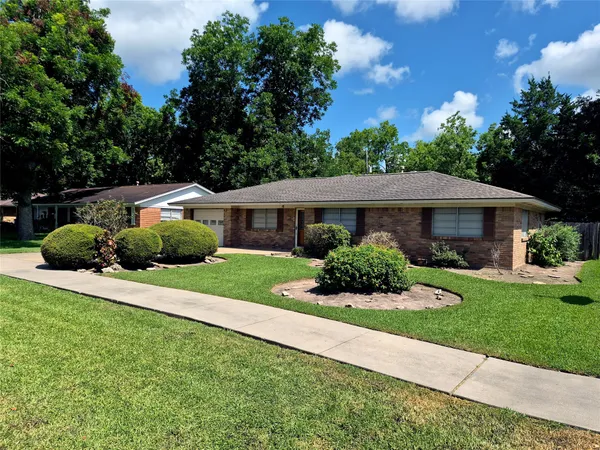 $210,000 | 613 Southside Drive, Angleton, TX 77515