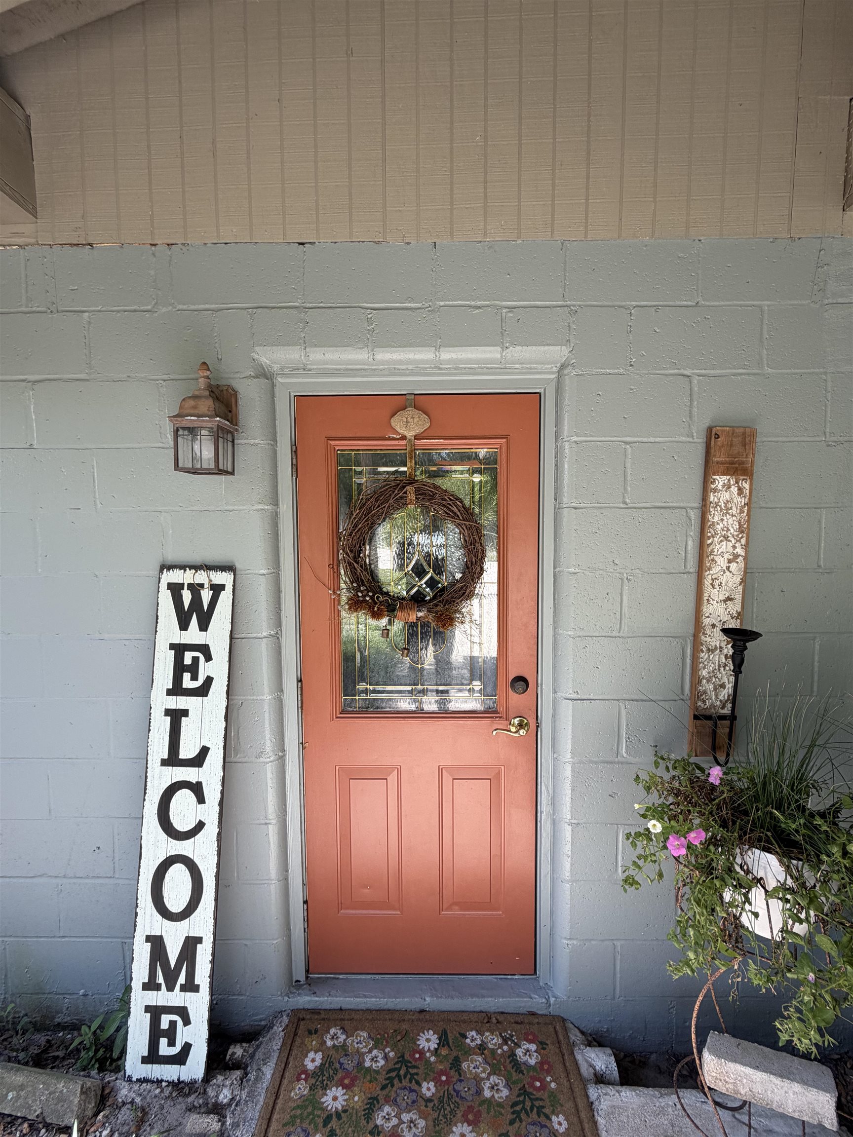 323 Sisco Road Pomona Park, FL 32181 - Photo 6 of 31 a hallway with flowers and wooden floor
